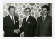 Jean-Paul Mainville (gauche) serrant la main des participants du concours de labour de l'anne 1969  Saint-Benot.