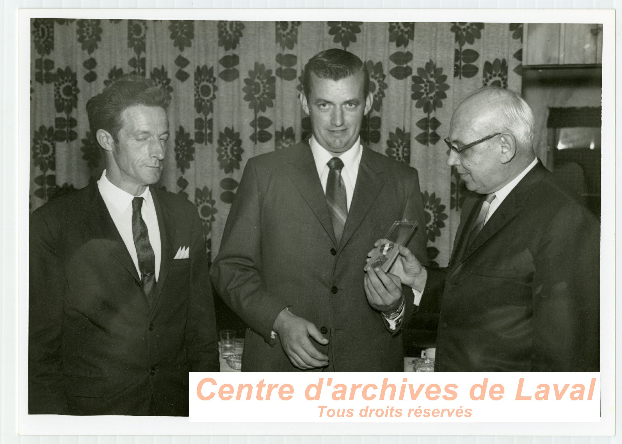 Jean-Paul Mainville (gauche) et Laurent Brunet (droite) en compagnique d'un participant du concours de labour de l'anne 1969  Saint-Benot.