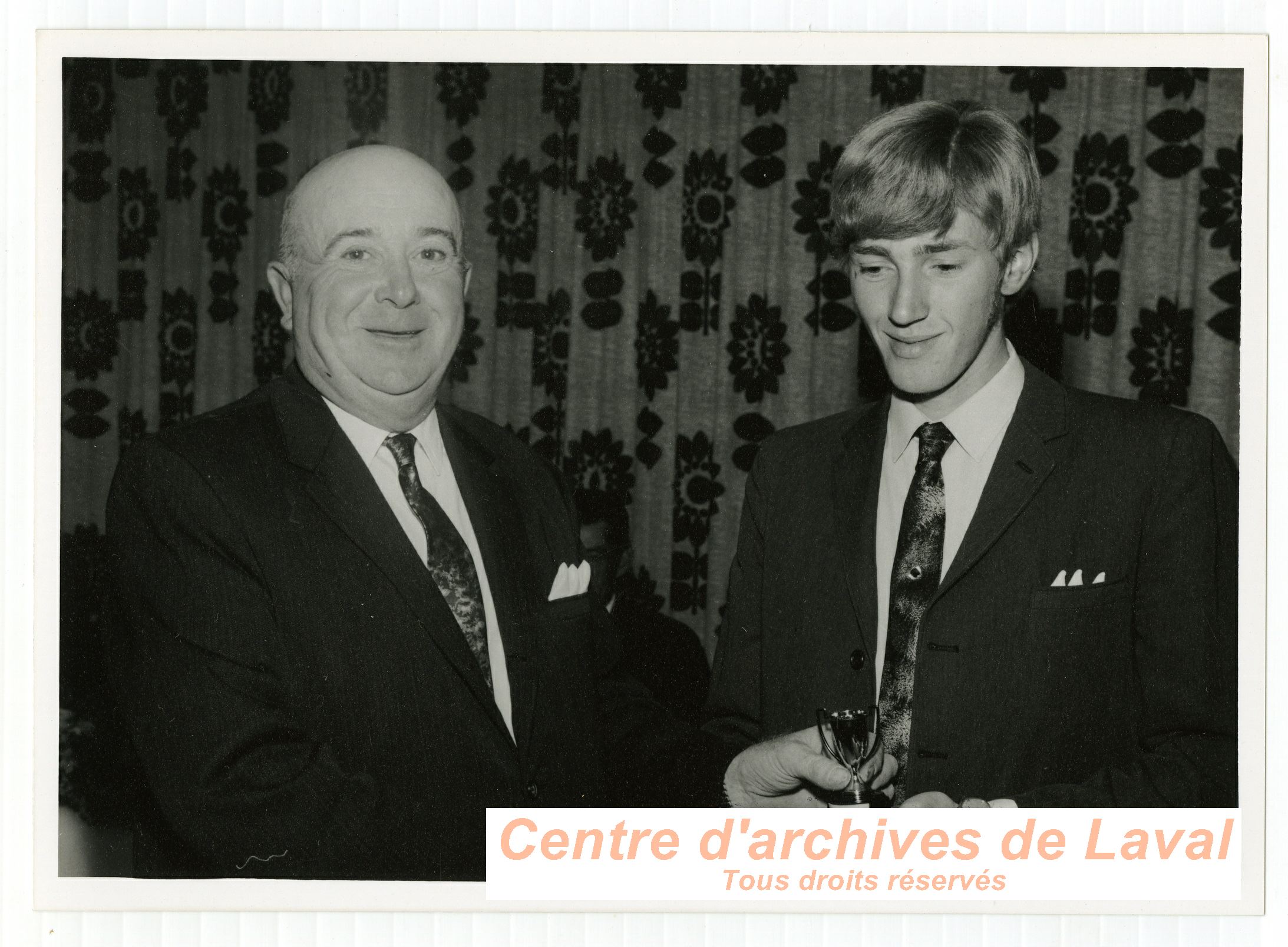 Robert Rochon (gauche) en compagnie d'un participant du concours de labour de l'anne 1969  Saint-Benot.