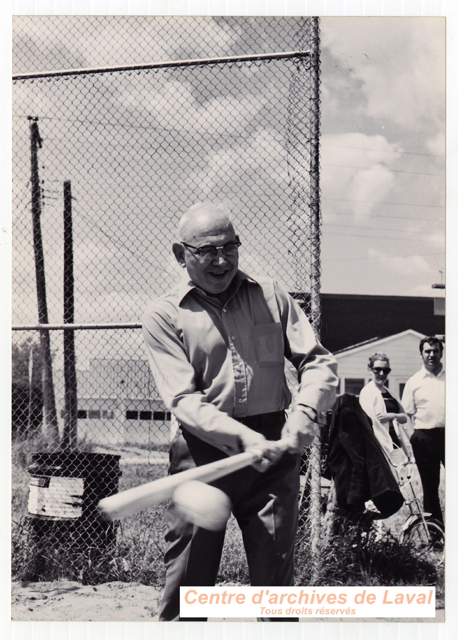 Laurent Brunet frappant une balle avec une batte  Saint-Benot en 1970.