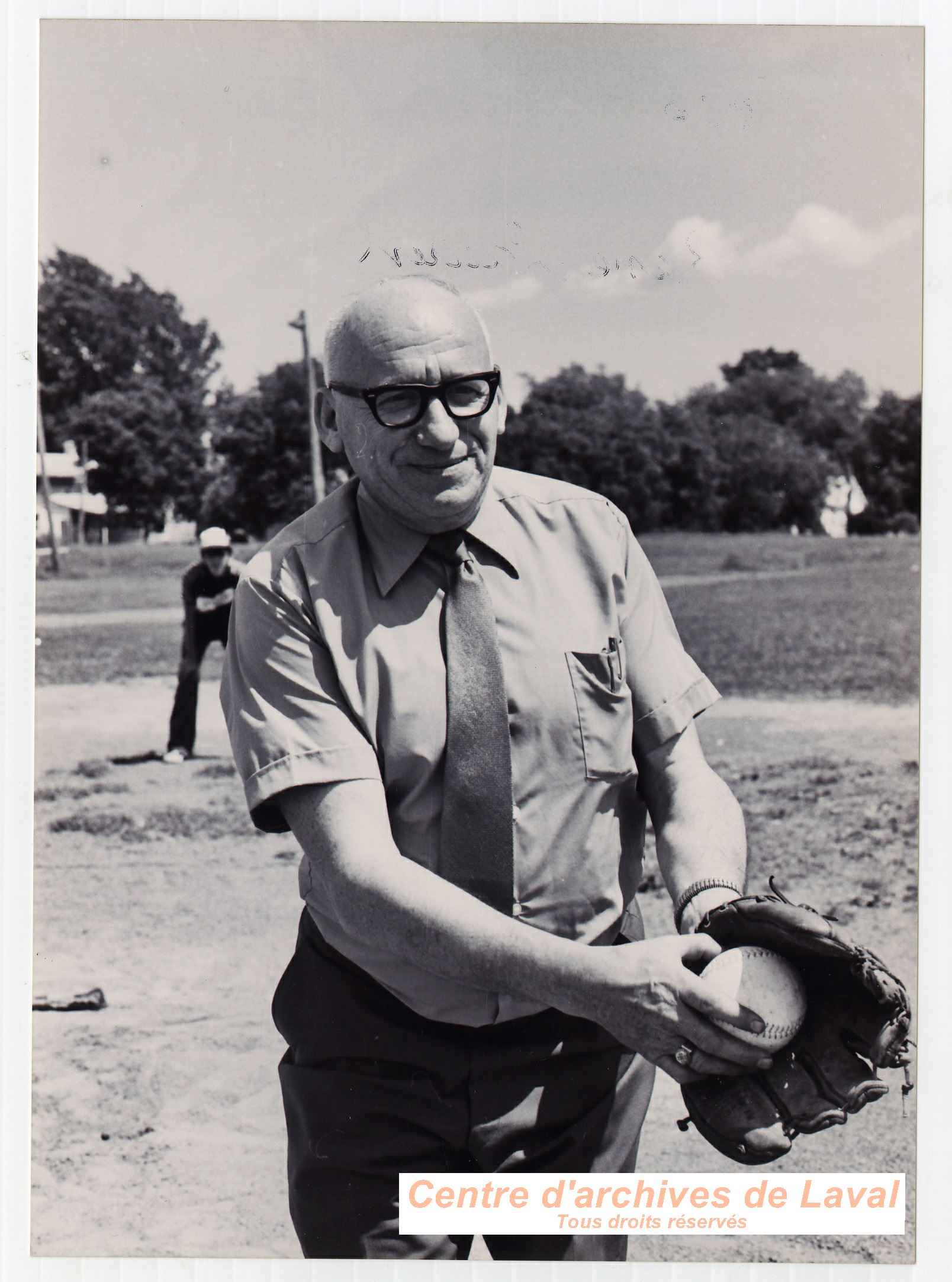 Ren Laurin frappant une balle avec une batte  Saint-Benot en 1970.