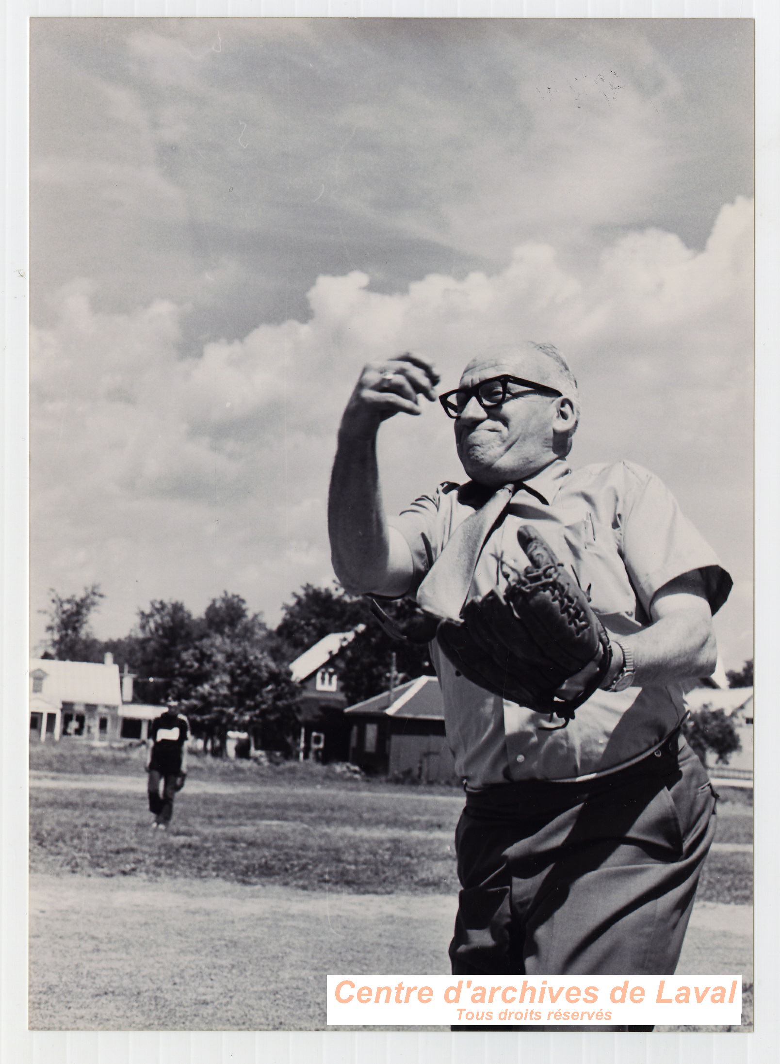 Ren Laurin frappant une balle avec une batte  Saint-Benot en 1970.