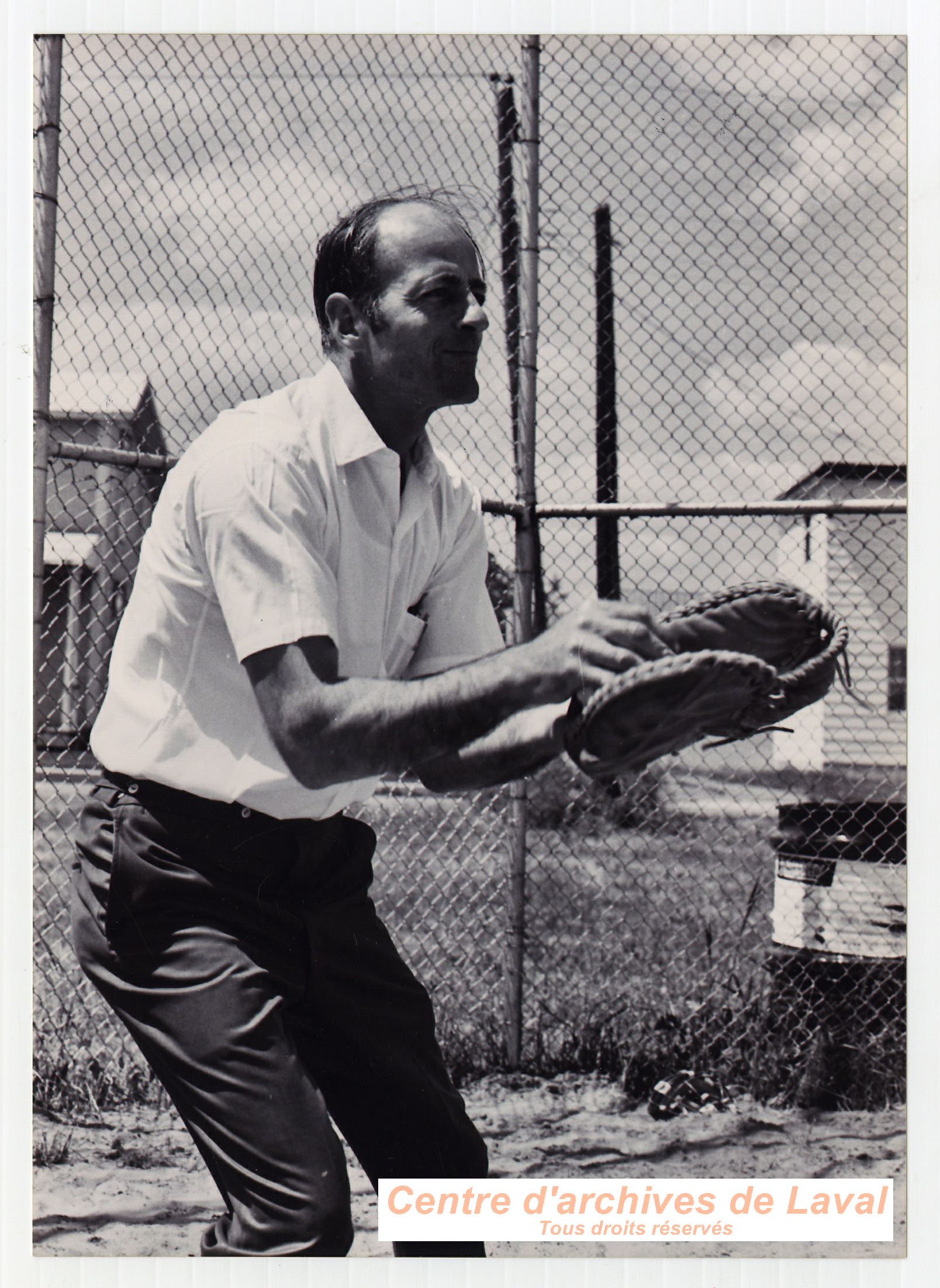 Jacques Lefebvre reevant une balle avec un gant  Saint-Benot en 1970.