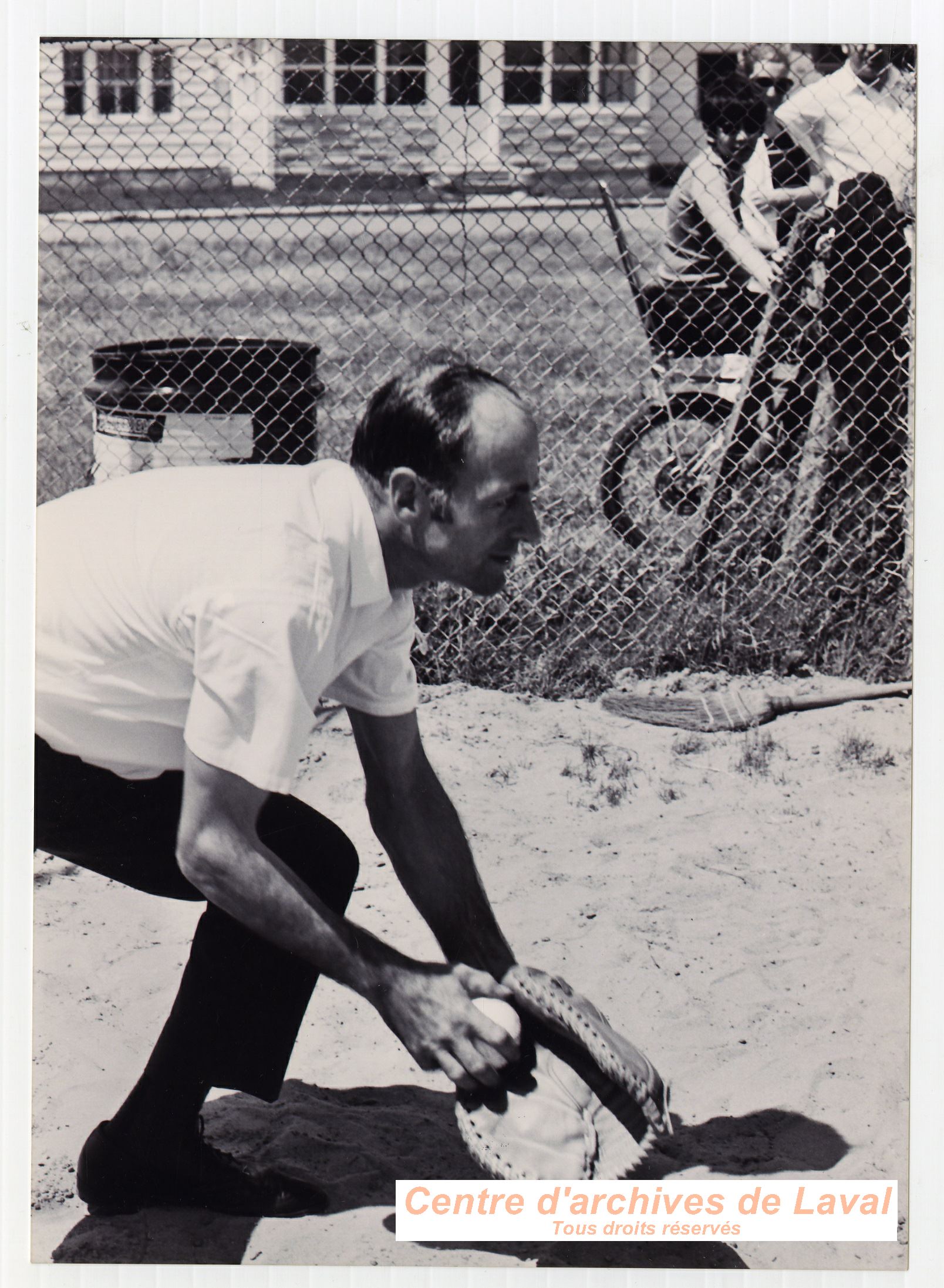 Jacques Lefebvre reevant une balle avec un gant  Saint-Benot en 1970.