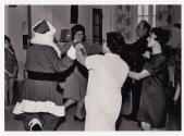 Habitants de Saint-Benot dansant avec le Pre-Nol en 1970.