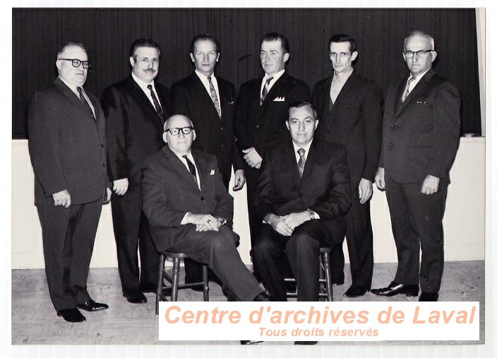 Conseil municipal de Saint-Benot en 1970.