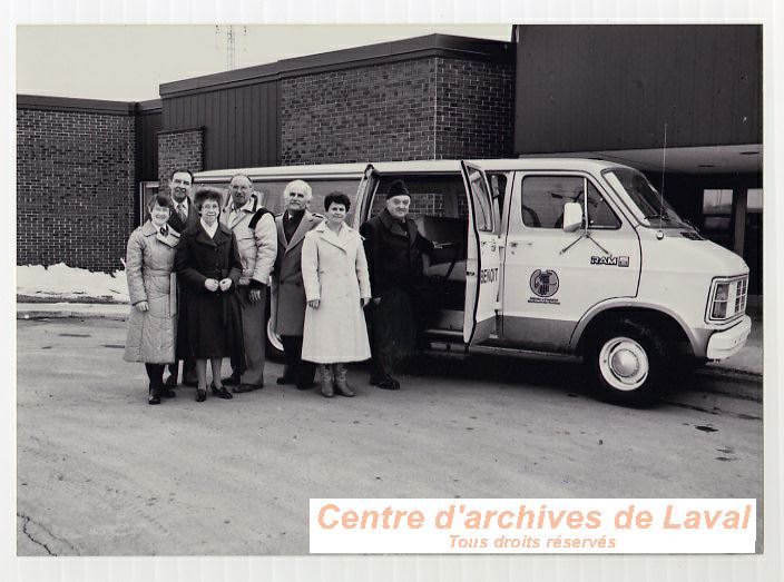 Habitants de Saint-Benot avant d'embarquer dans une camionnette durant les annes 1970.