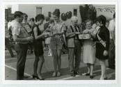 Groupe d'habitants de Saint-Benot et de Saint-Joseph-du-Lac distribuant des pommes en 1969.