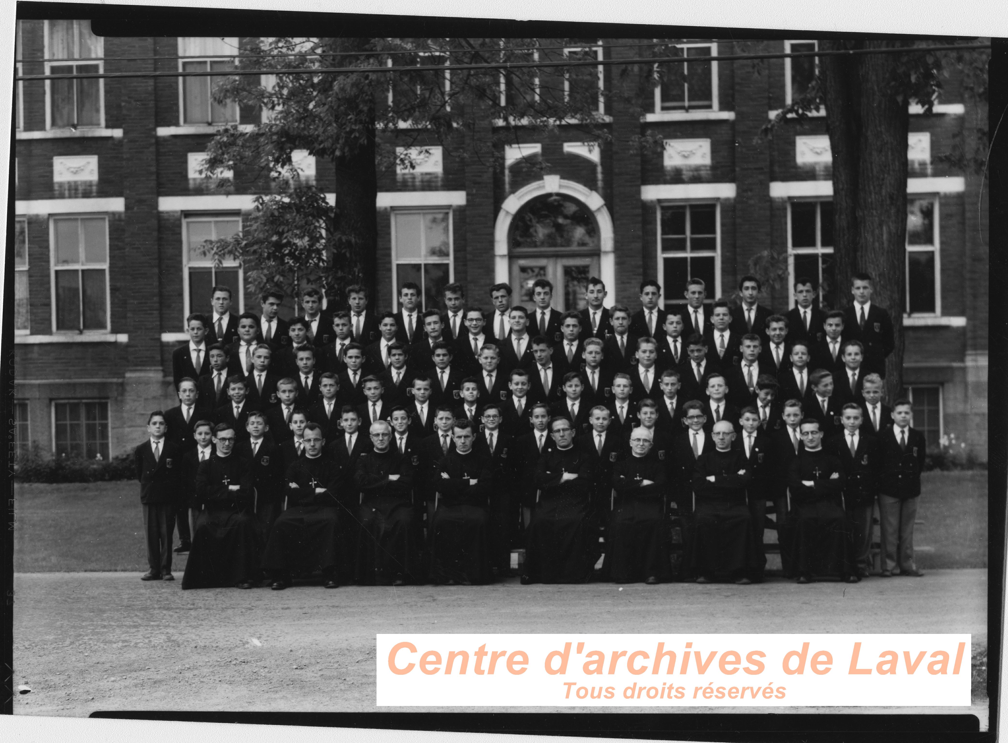 Ecclessiastes et pensionnaires posant devant le Pensionnat Sainte-Anne, Sainte-Scholastique, en 1959