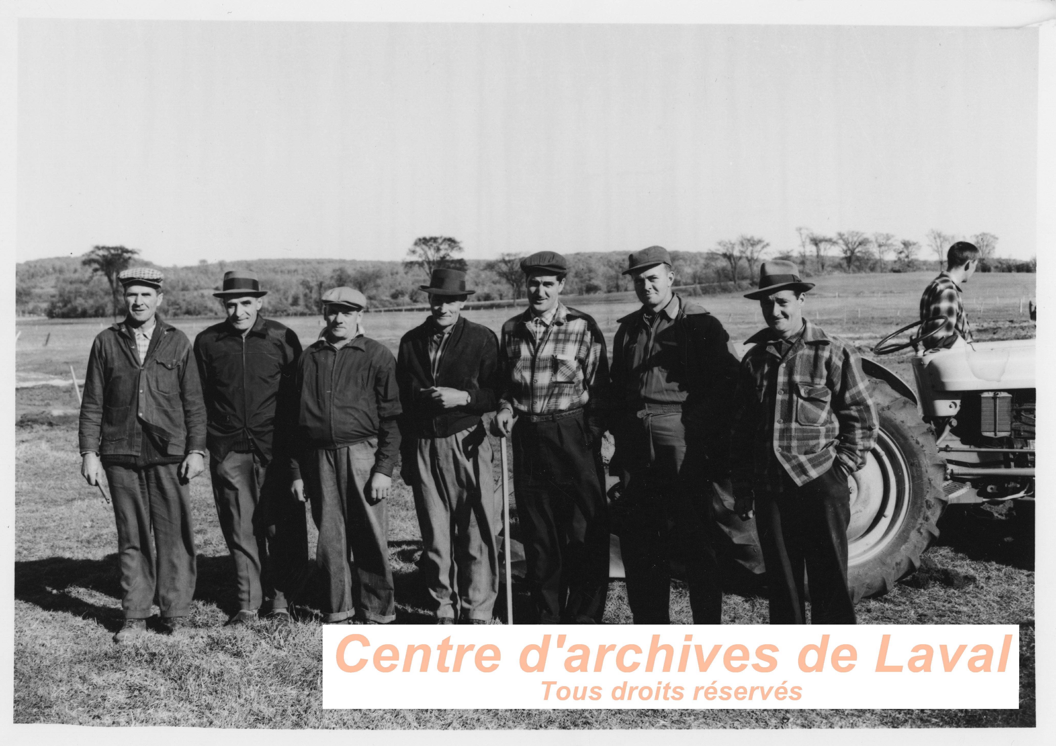 Fermiers posant dans un champ,  Saint-Benot