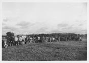 Des agriculteurs posent devant leurs tracteurs dans un champs, à Saint-Benoît