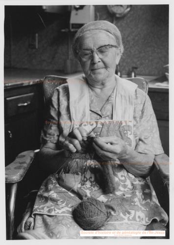 Femme tricotant dans sa cuisine,  Sainte-Scholastique