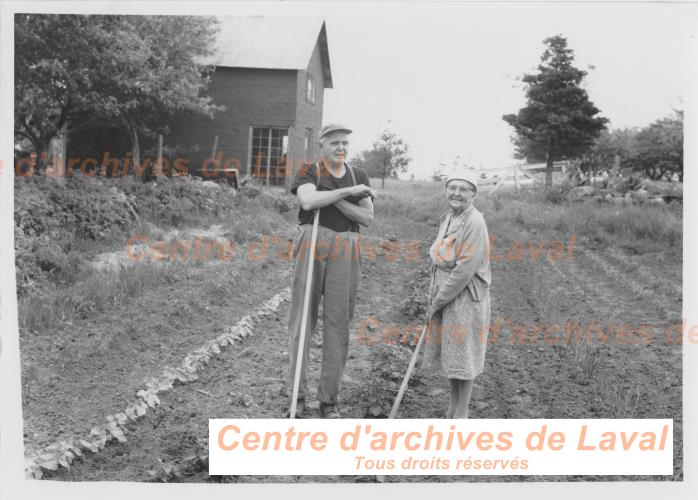 Couple jardinant  Sainte-Scholastique