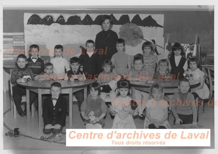 Classe d'enfants et leur institutrice  Sainte-Scholastique