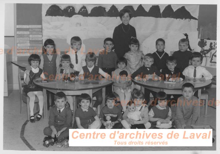 Classe d'enfants et leur institutrice  Sainte-Scholastique