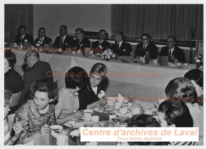 Convives lors d'un banquet de la Chambre de commerce Sainte-Scholastique