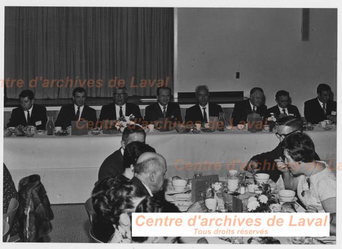 Convives lors d'un banquet de la Chambre de commerce Sainte-Scholastique