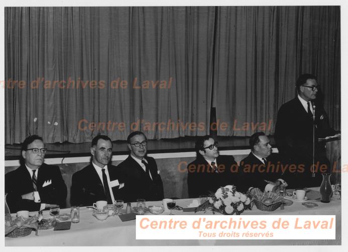 Hommes attabls lors d'un banquet de la Chambre de commerce Sainte-Scholastique