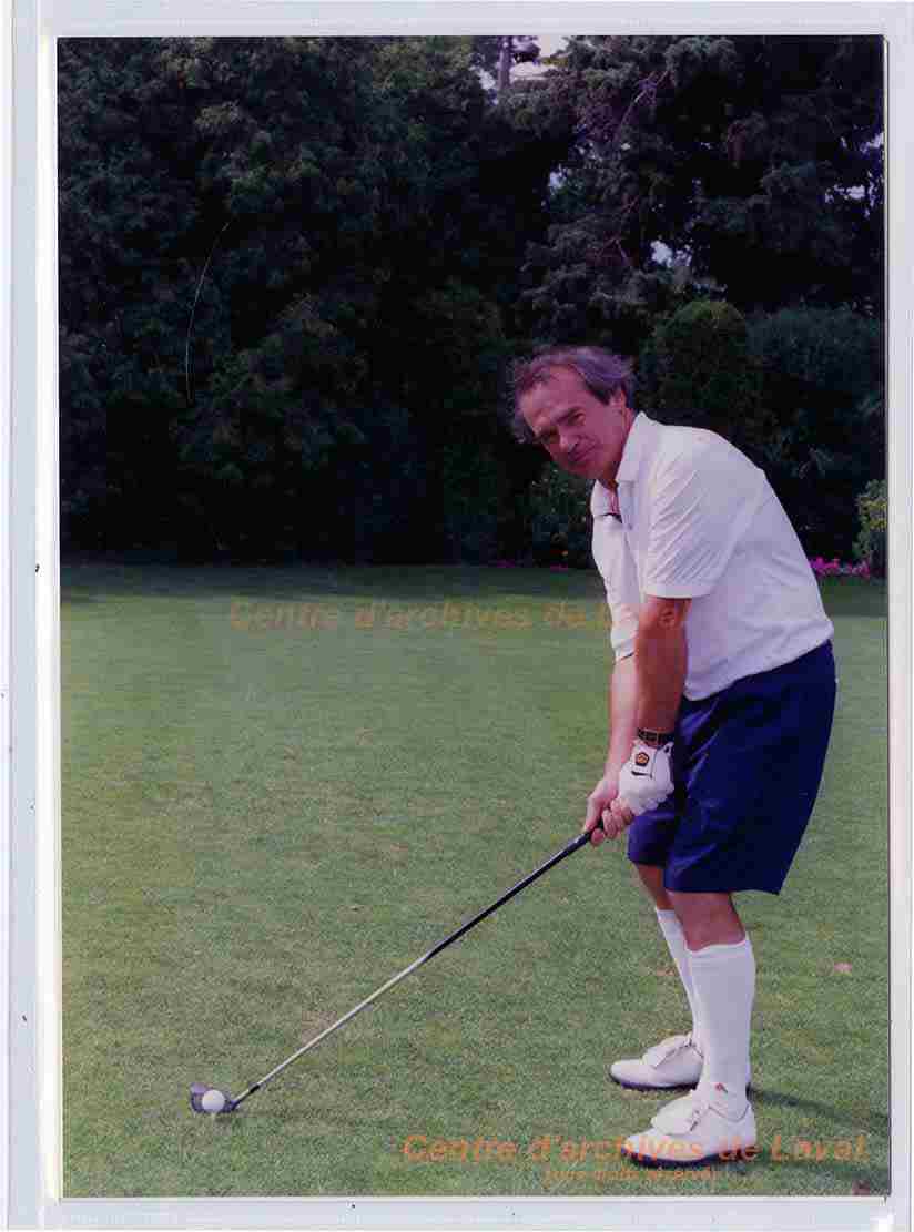 Personne non identifie pose avec un bton et une balle de golf