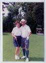 Deux personnes non identifiées posent avec leurs bâtons de golf