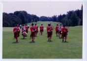 Groupe de musiciens en habits écossais jouant de la cornemuse et du tambour marchent sur le terrain de golf