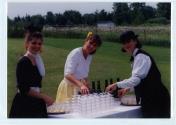 Trois employées du club de golf s'apprêtent à servir le champagne