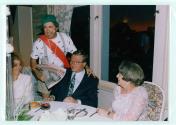 Gilles Vaillancourt avec des personnes non identifiées assis à une table