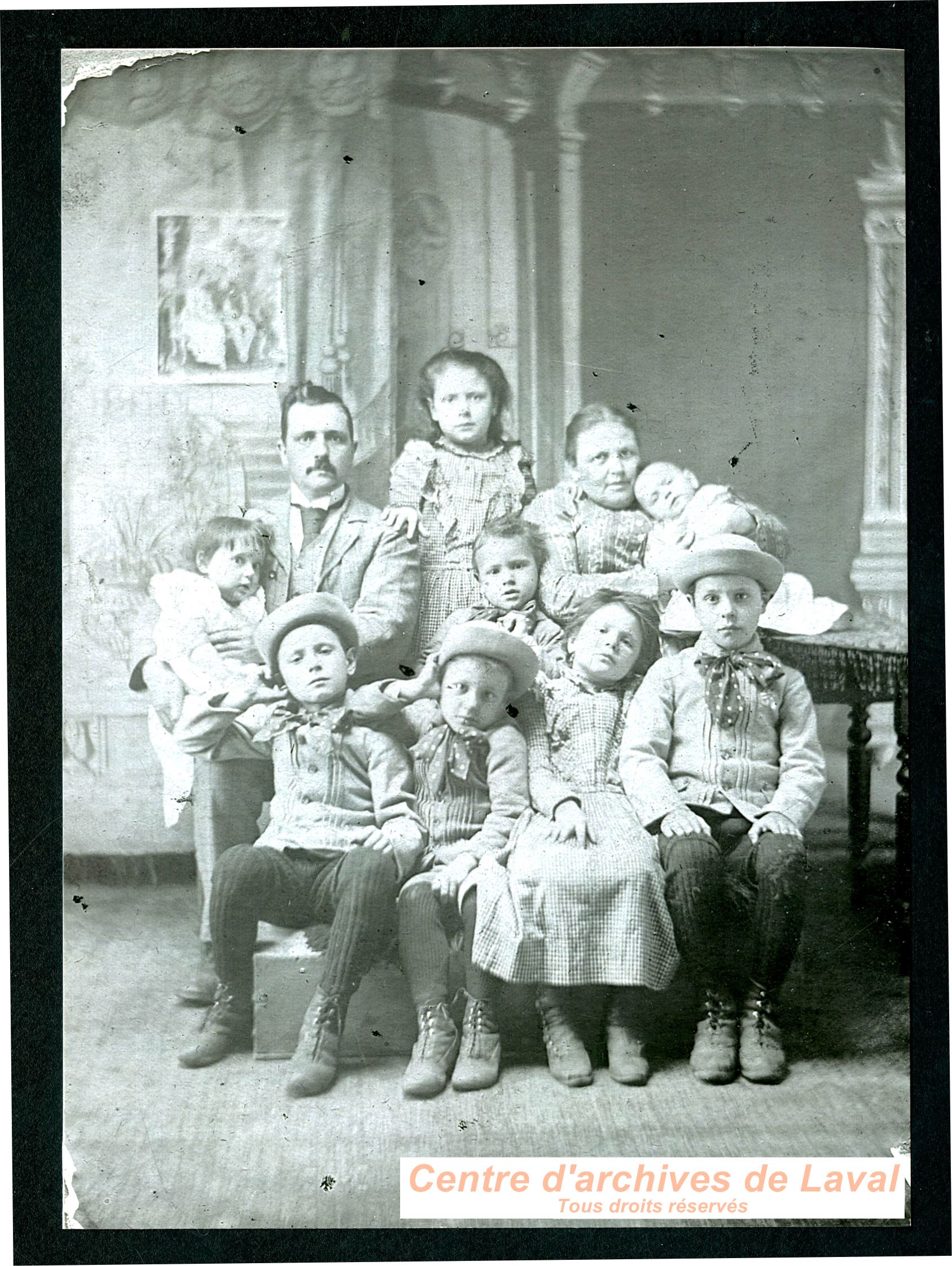 Portrait de la famille d'Emmanuel Auclair, de Saint-Vincent-de-Paul.