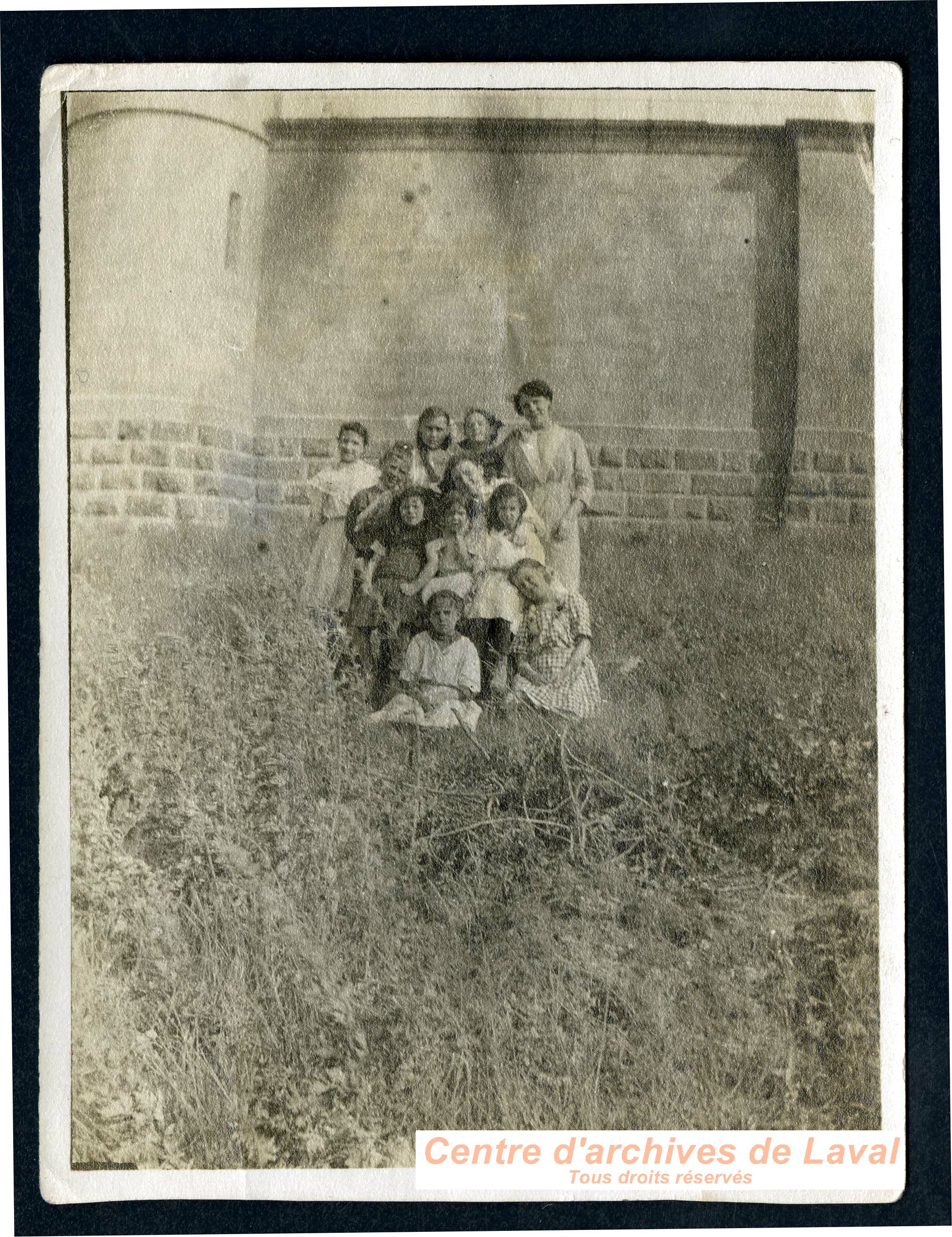 Portrait de jeunes filles et enfants.