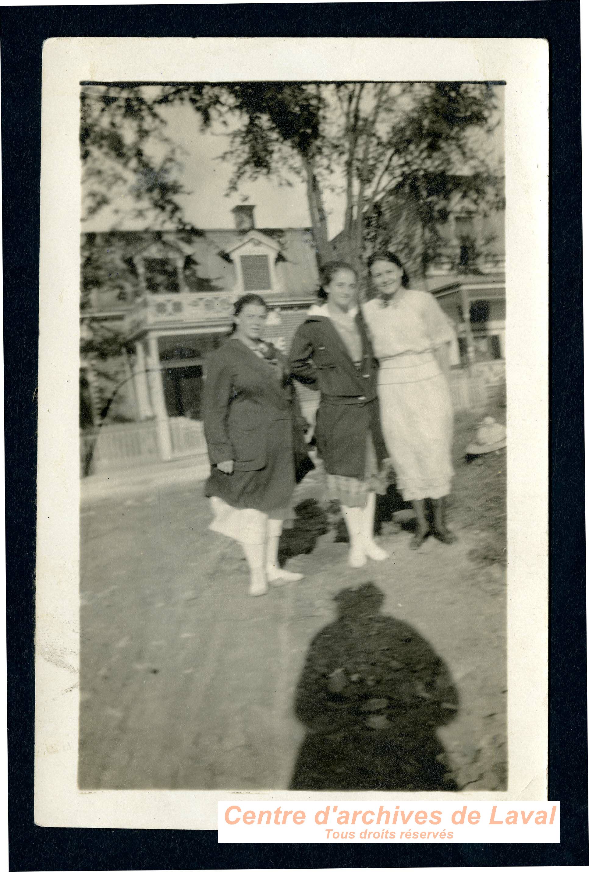 Portrait de trois jeunes femmes,  Saint-Vincent-de-Paul