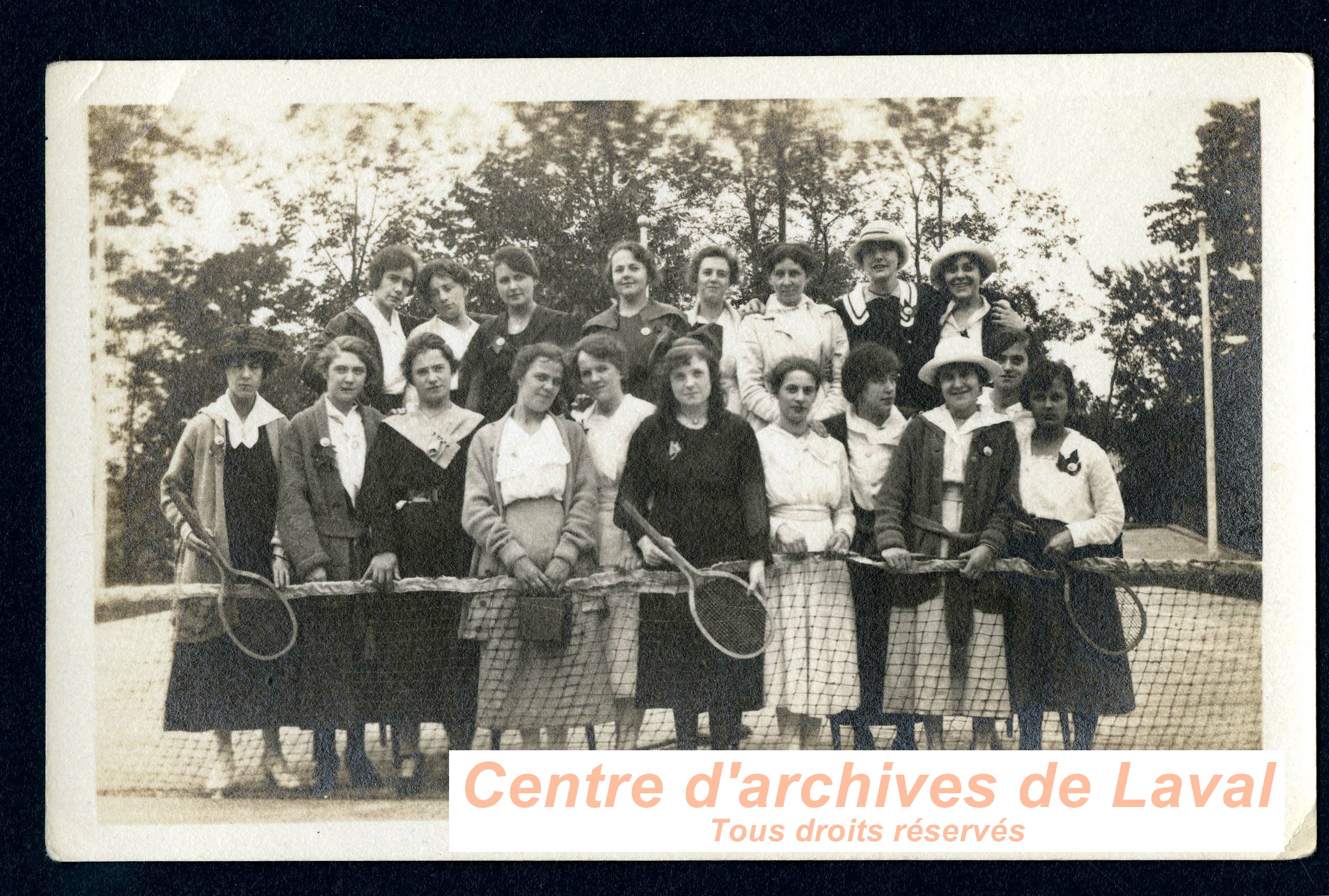 Groupe de femmes sur un terrain de tennis,  Saint-Vincent-de-Paul