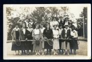 Groupe de femmes sur un terrain de tennis, à Saint-Vincent-de-Paul