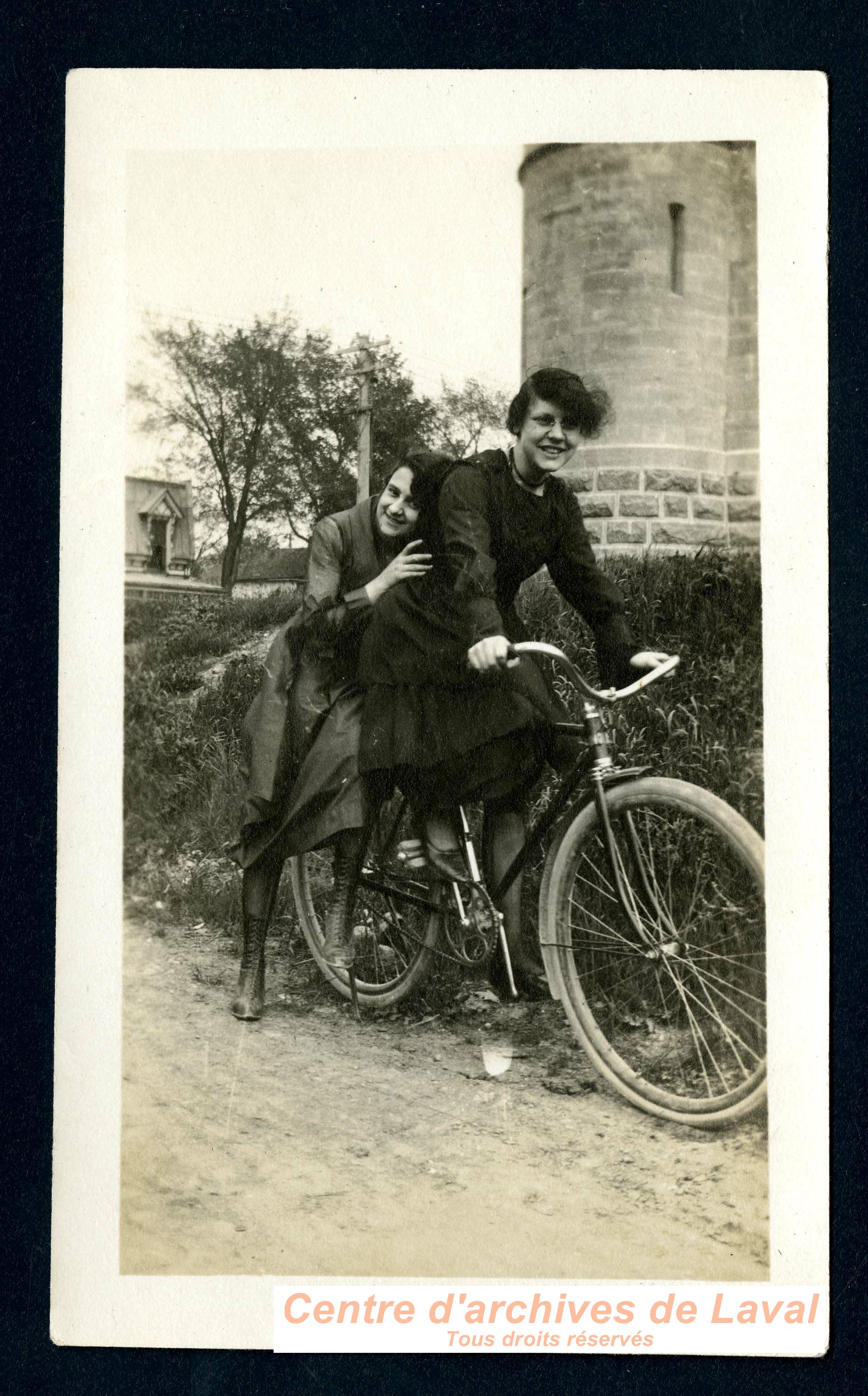 Jeunes femmes  vlo,  Saint-Vincent-de-Paul