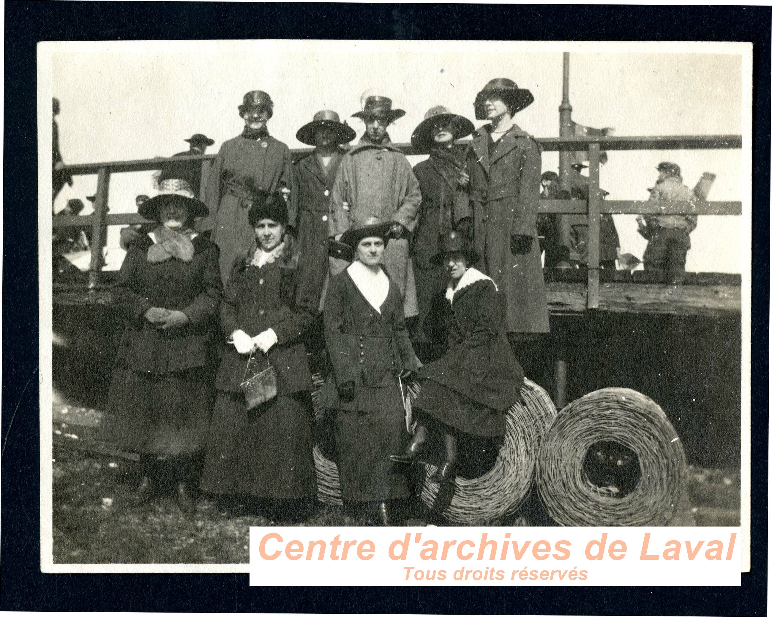 Goupe de femmes  la gare de Saint-Vincent-de-Paul