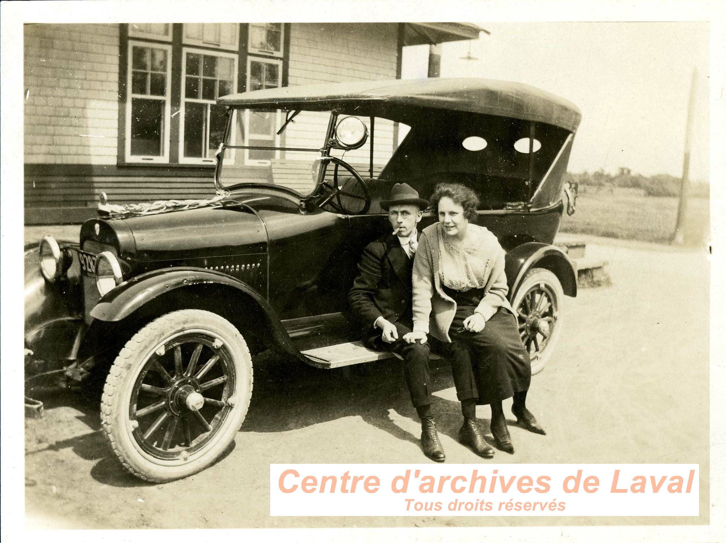 Couple devant la gare,  Saint-Vincent-de-Paul