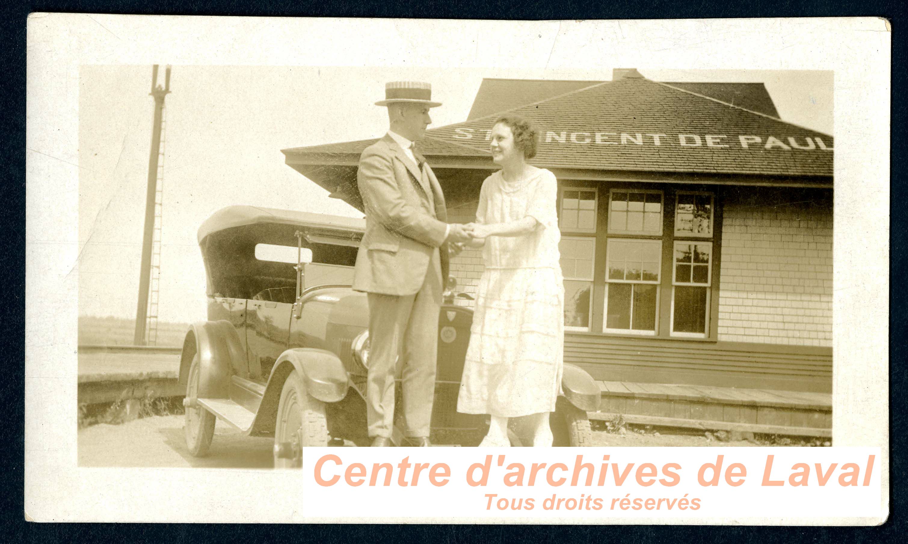 Couple devant la gare,  Saint-Vincent-de-Paul