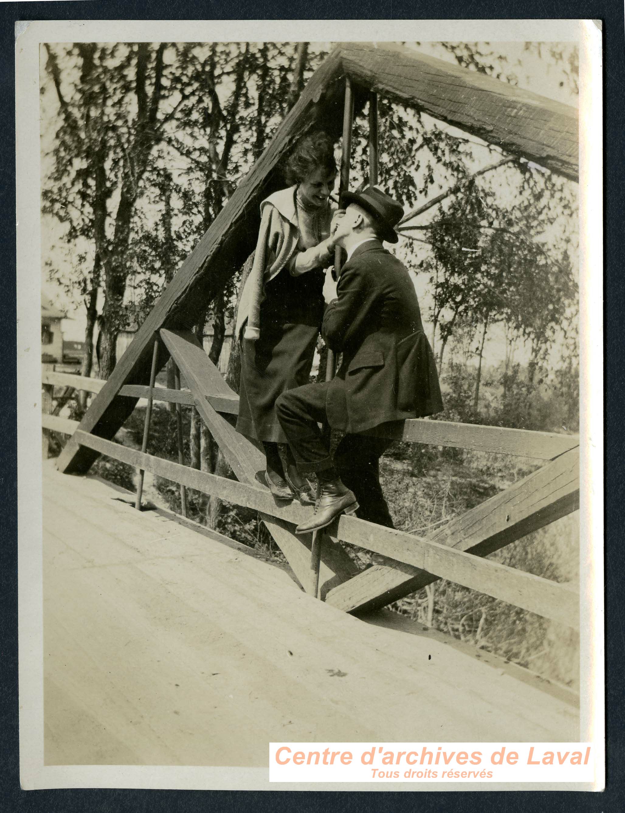 Couple d'amoureux sur un pont,  Saint-Vincent-de-Paul