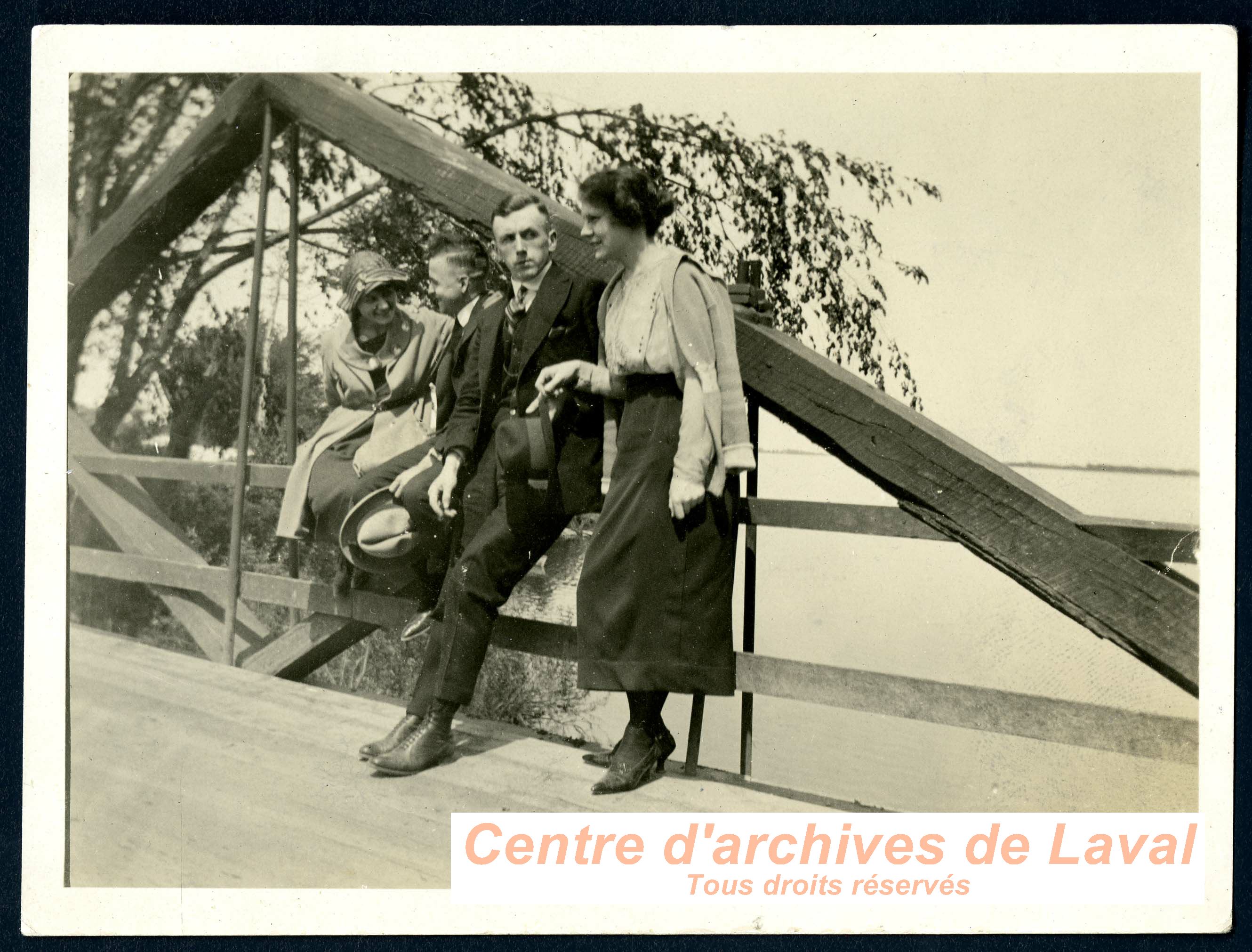 Groupe sur un pont,  Saint-Vincent-de-Paul