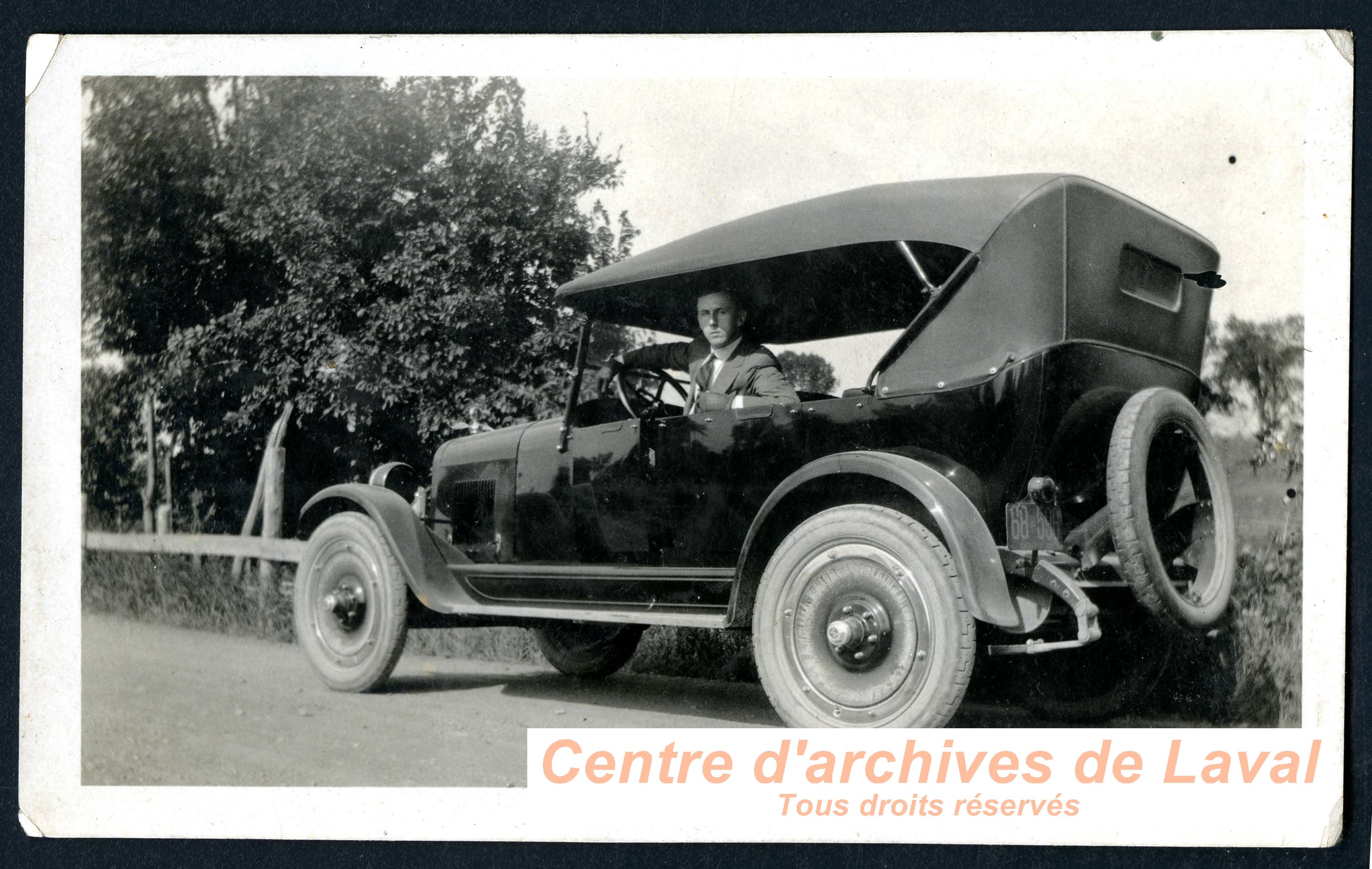 Georges Robichaud  bord de sa voiture