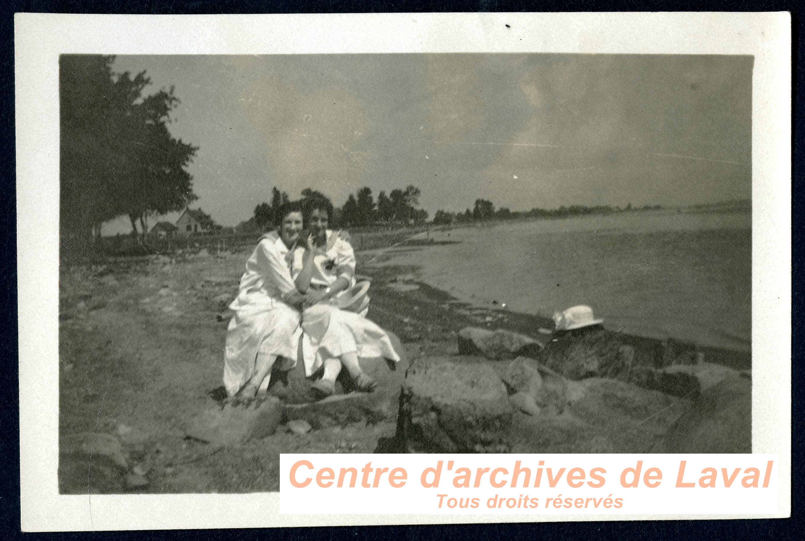 Deux amies sur la berge de la rivire des Prairies