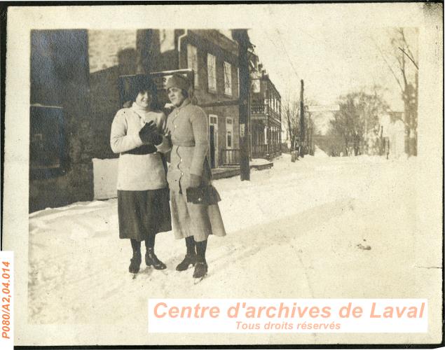 Deux amies dans une rue enneige de Saint-Vincent-de-Paul