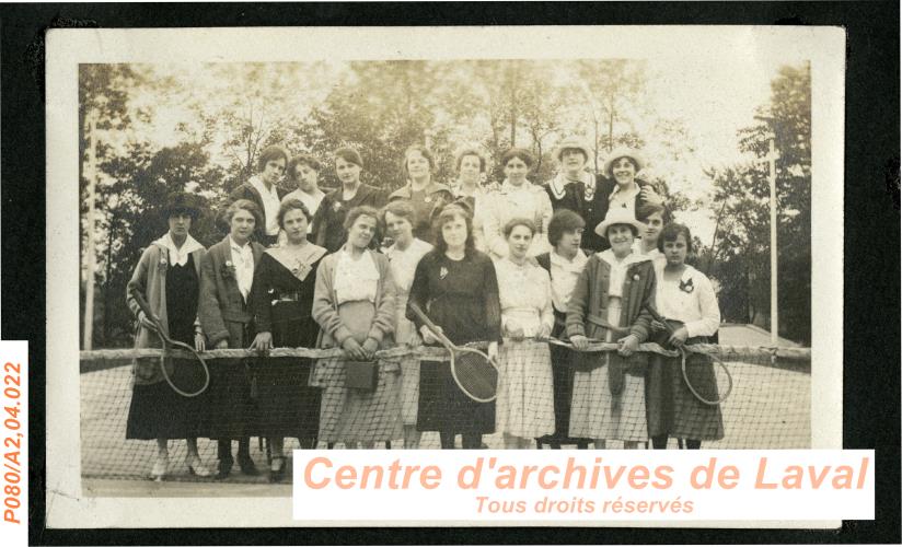 Portrait de femmes sur le court de tennis, vers 1917