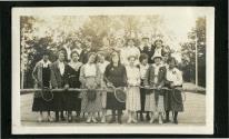 Portrait de femmes sur le court de tennis, vers 1917