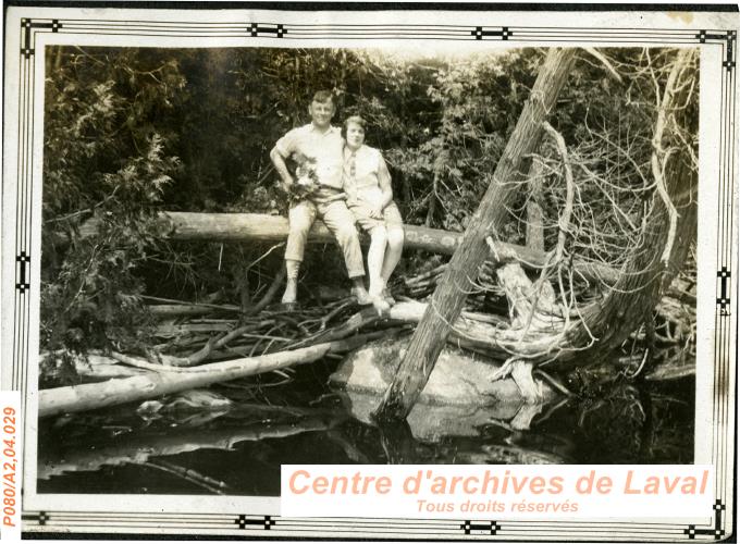 Couple posant sur la berge