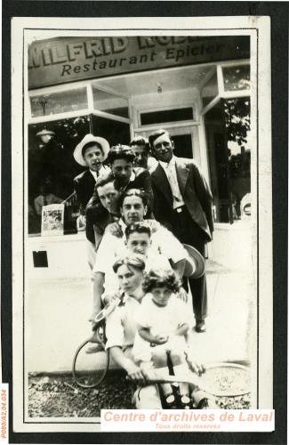 Portrait de groupe devant le restaurant-picerie Robillard,  Saint-Vincent-de-Paul