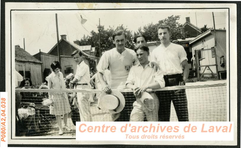 Joueurs de tennis au Centre de loisirs de Saint-Vincent-de-Paul, vers 1930