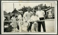 Joueurs de tennis au Centre de loisirs de Saint-Vincent-de-Paul, vers 1930
