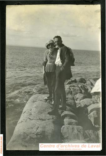 Couple d'amoureux en voyage, vers 1925