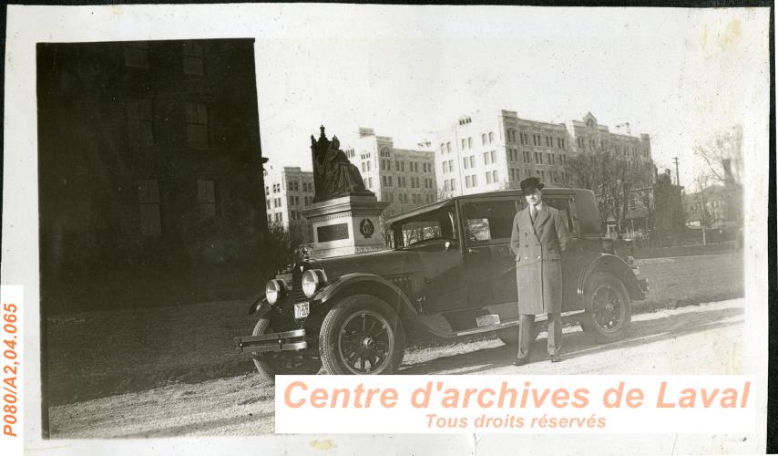 Portrait d'un homme et sa voiture