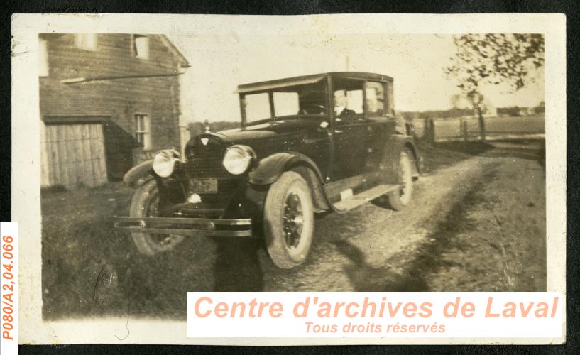 Homme assis dans une voiture